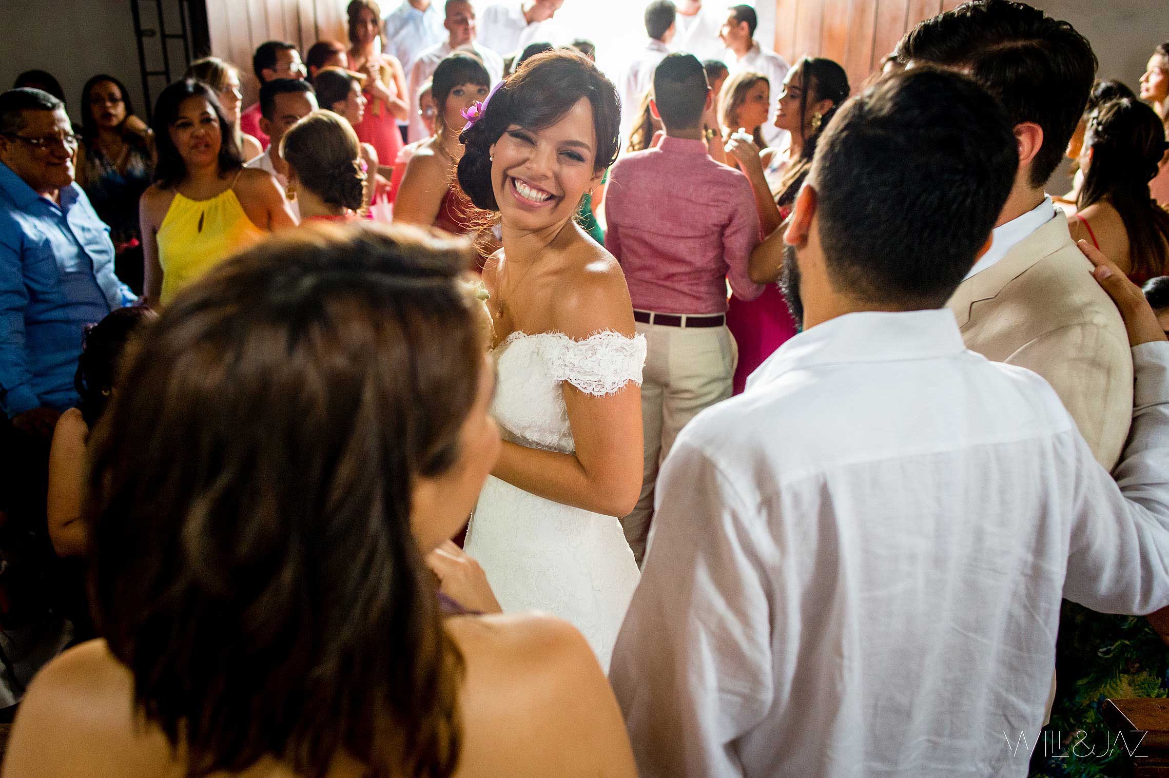 Will & Jaz - willyjaz.com - Bodas - Matrimonios - Wedding - Carolina & Jonathan - Entremanteles - Orquideorama - Iglesia La Merced-9